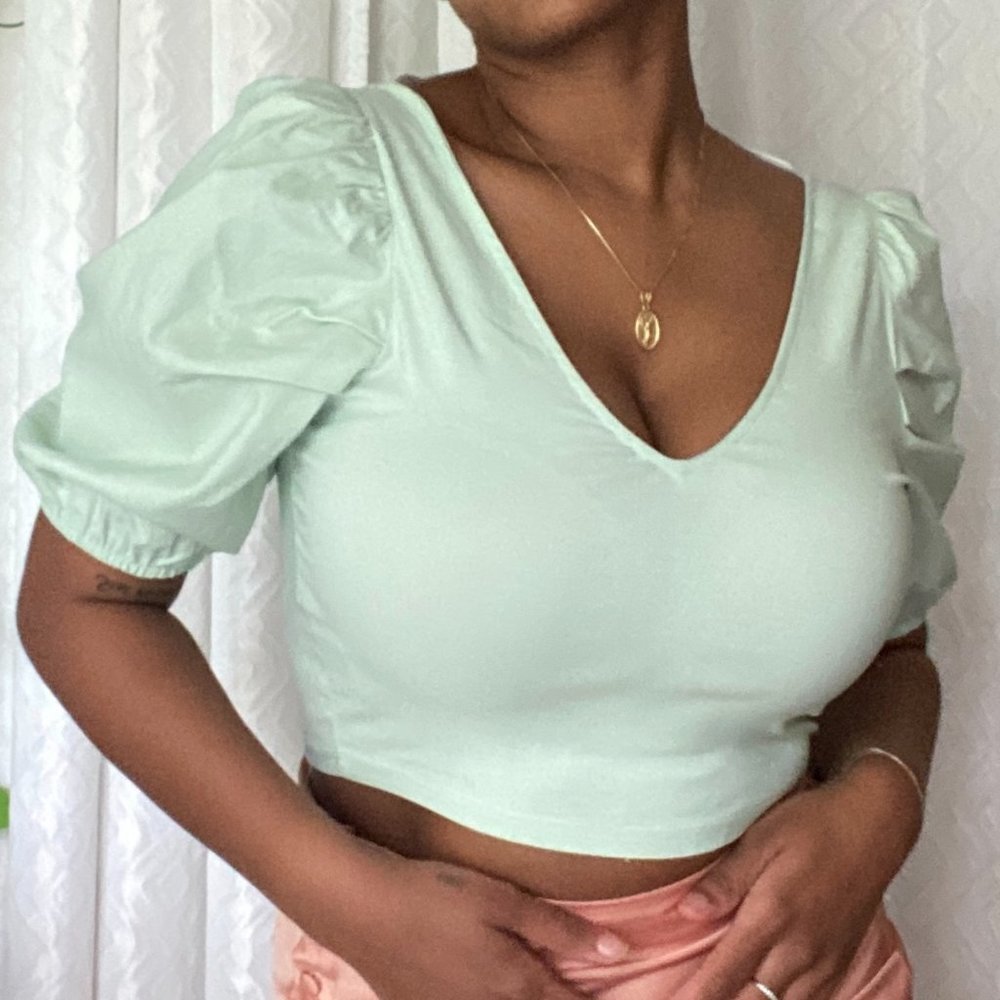 Cropped v-neck blouse with puff sleeves